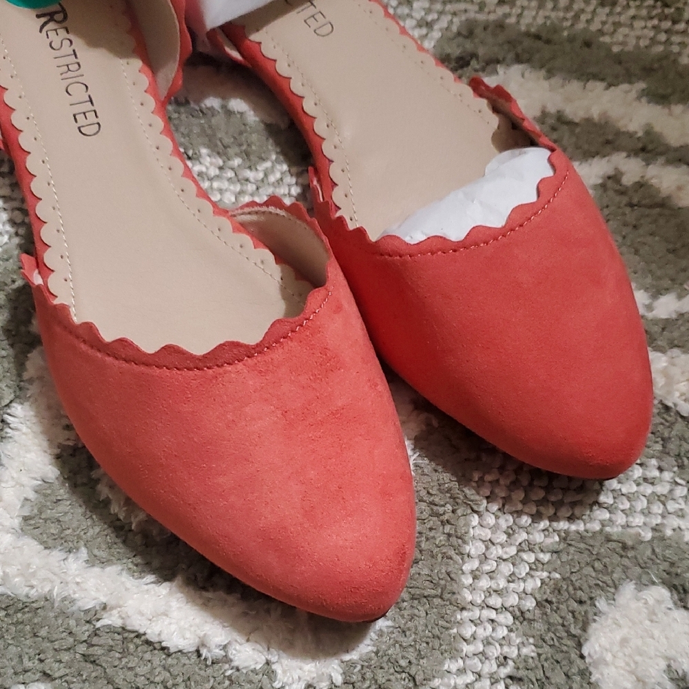 NIB Restricted Scalloped 'Go Around' D'Orsay Flats in Coral
